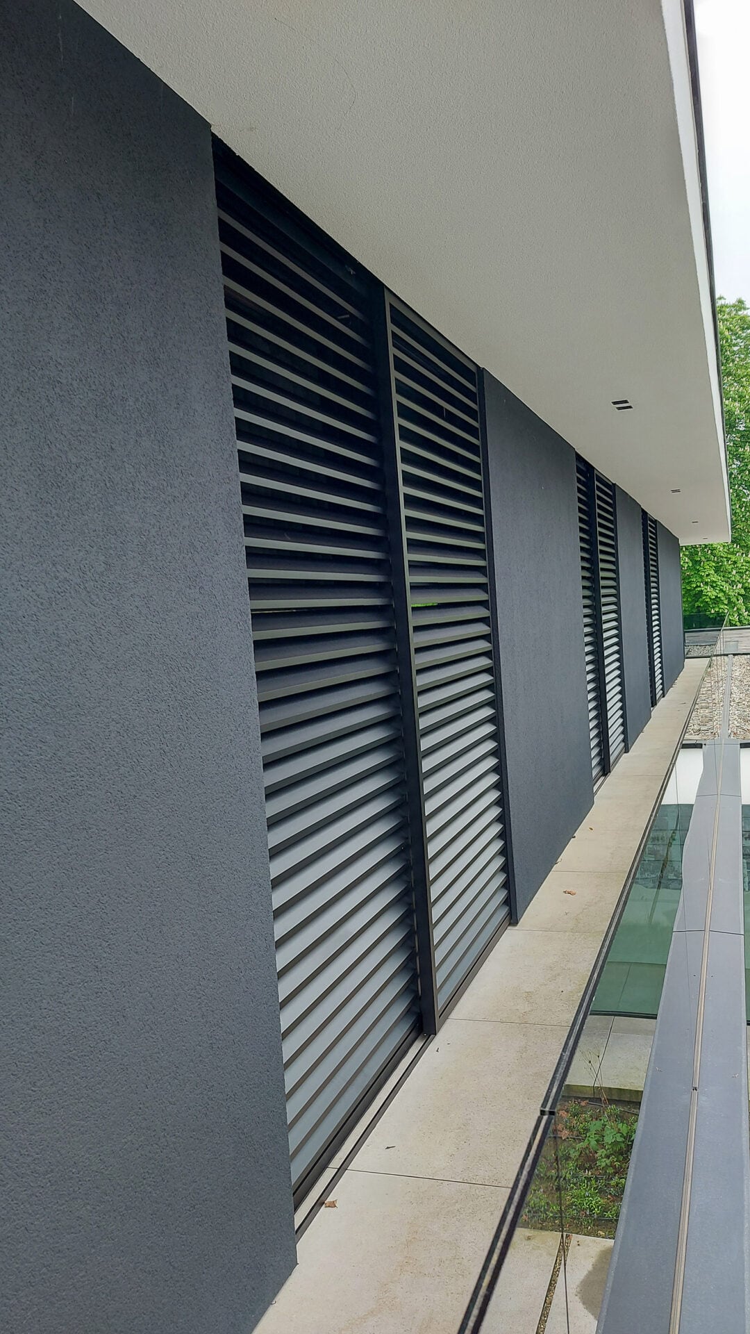 Close-up schuifpanelen van moderne villa op de eerste verdieping