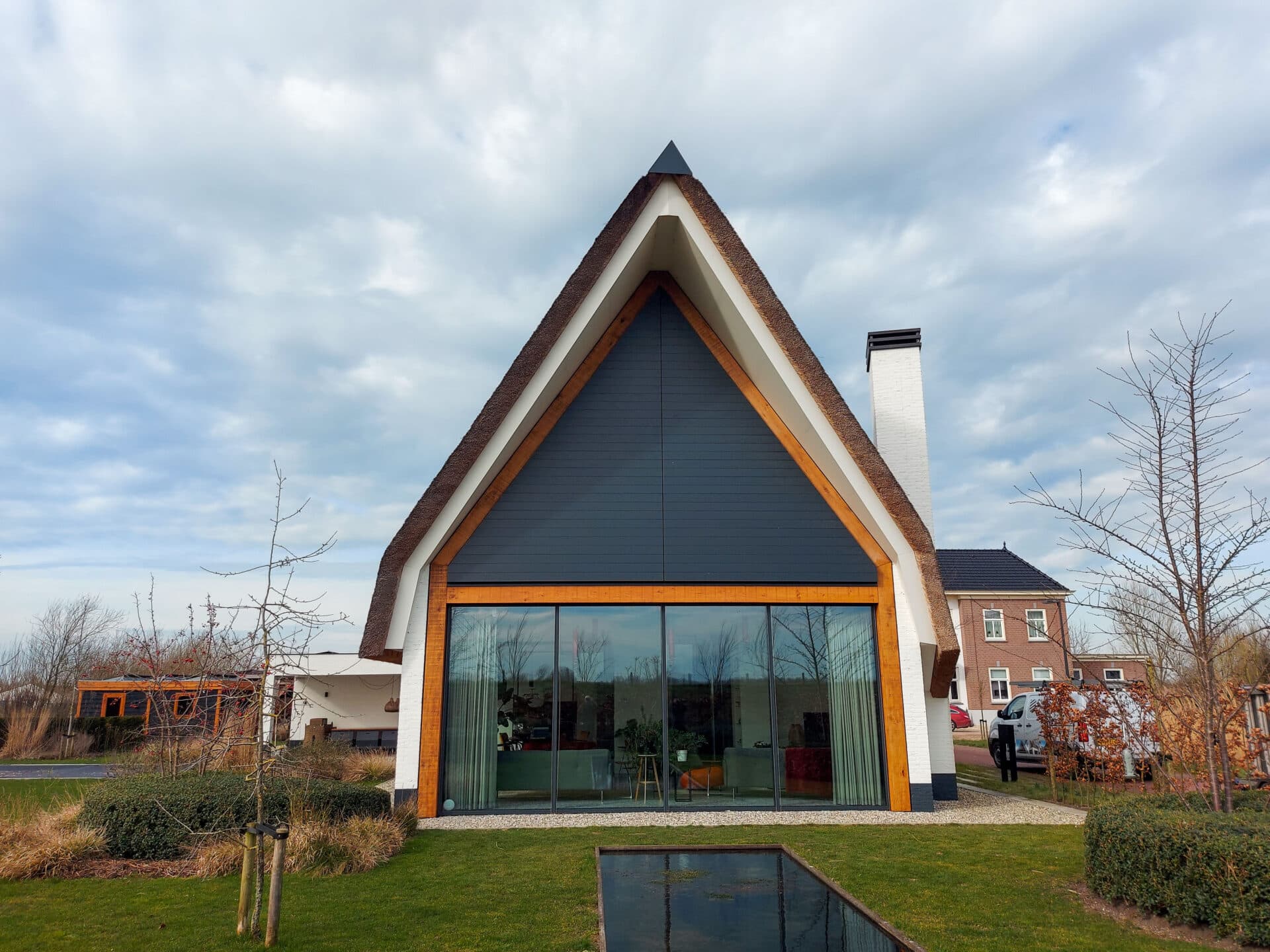 Gesloten kantelbare lamellen in groot puntgevel raam