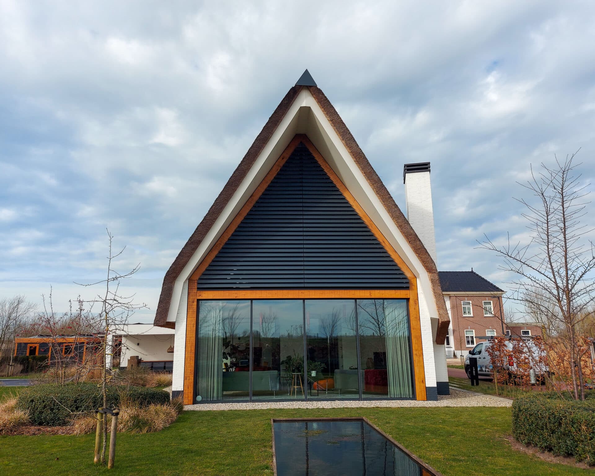 Kantelbare lamellen in grote puntgevel die aan het sluiten zijn