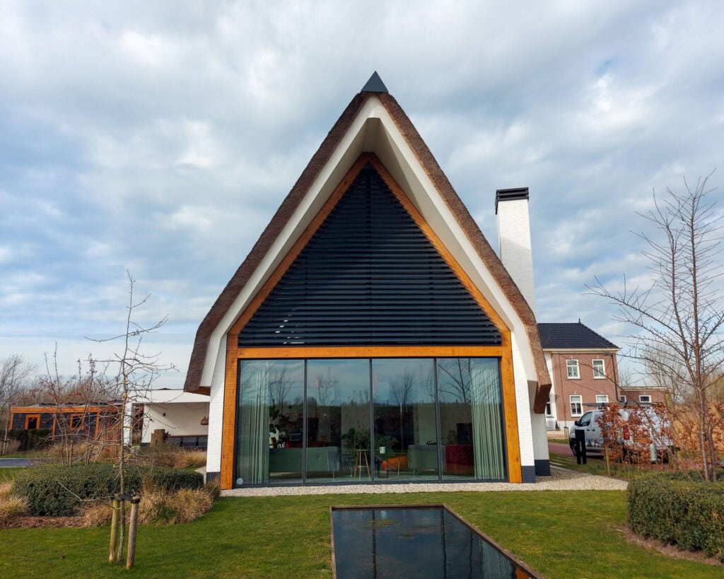 Half gesloten kantelbare lamellen in groot puntgevel raam