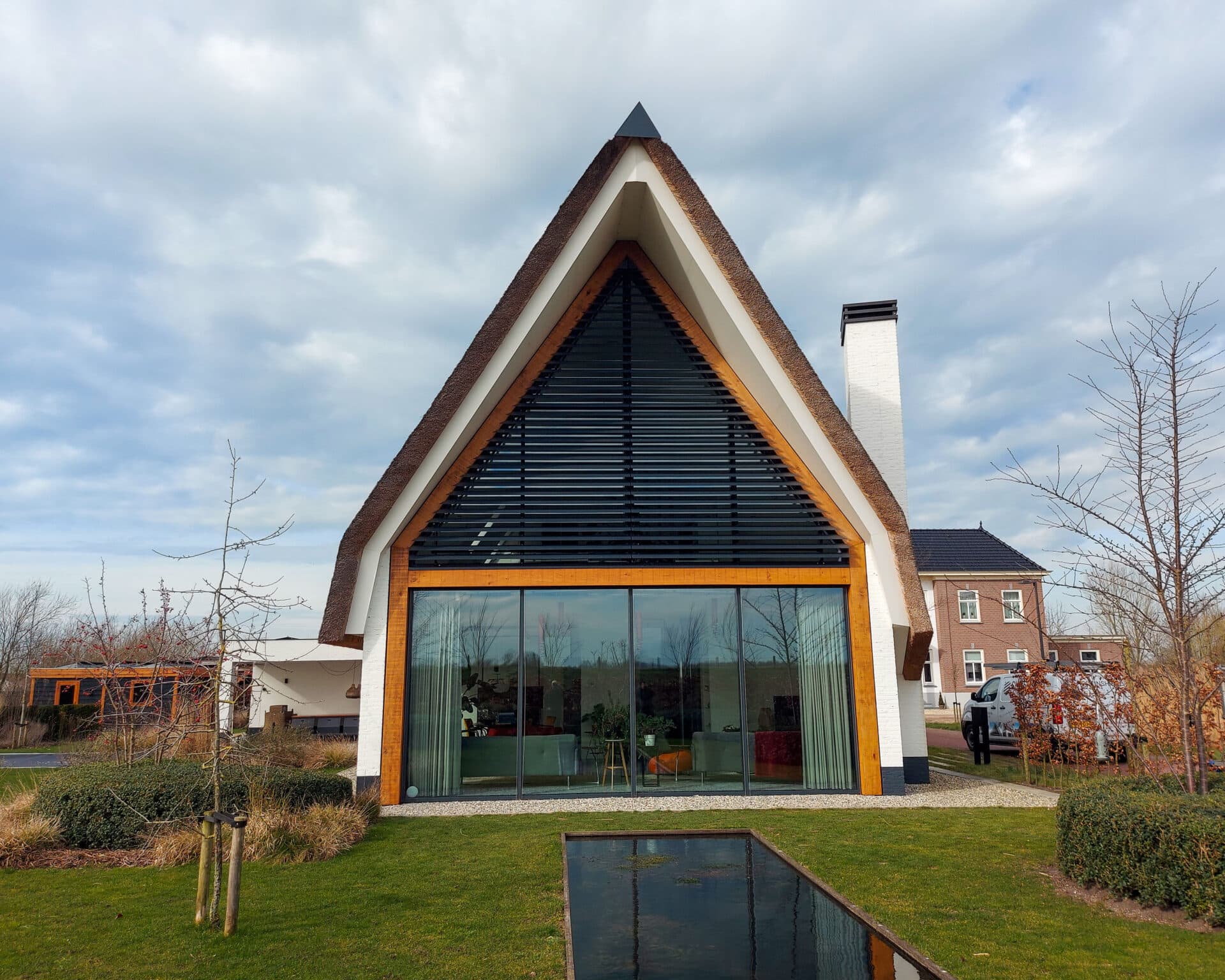 Kantelbare lamellen in grote puntgevel die aan het sluiten zijn