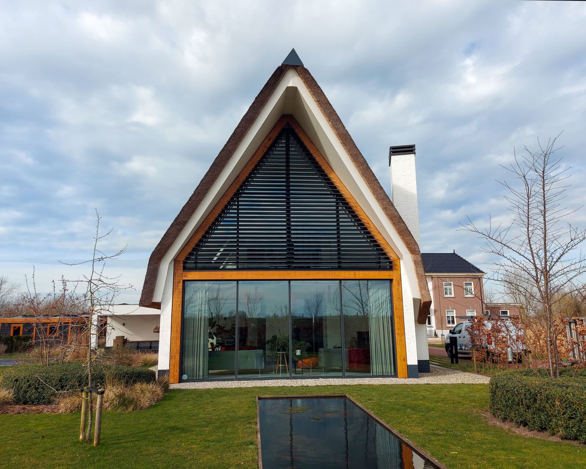 Kantelbare lamellen in grote puntgevel