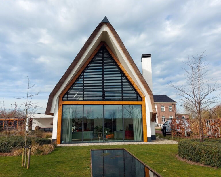 Kantelbare lamellen in grote puntgevel