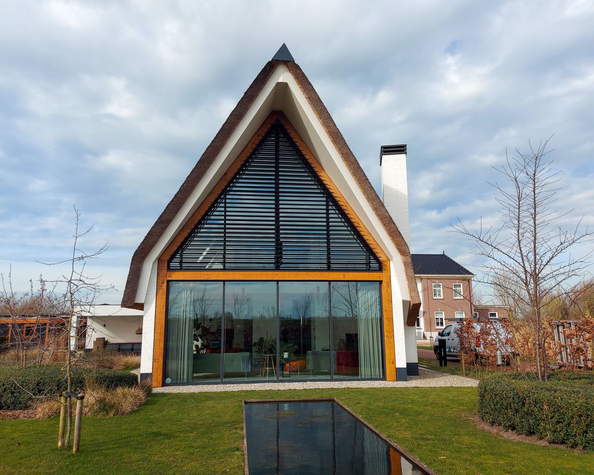 Kantelbare lamellen in grote puntgevel