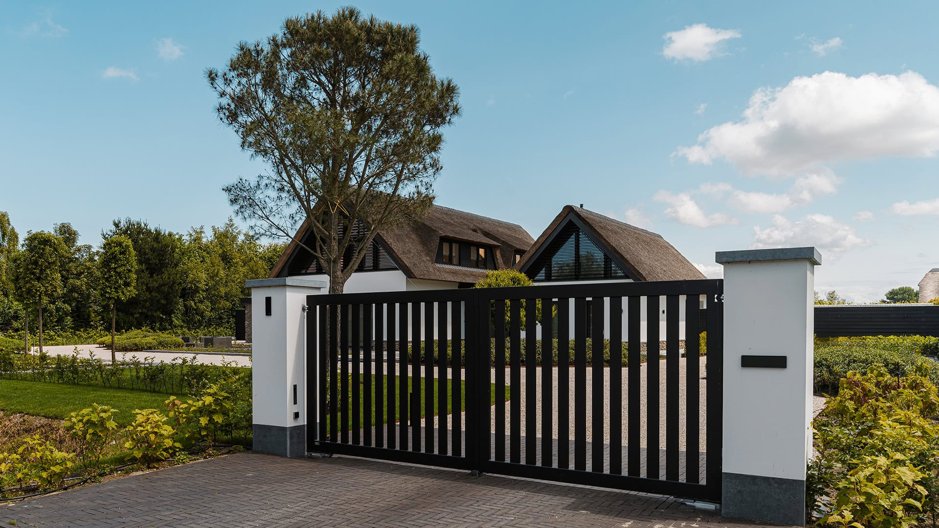Oprit van villa met kantelbare lamellen