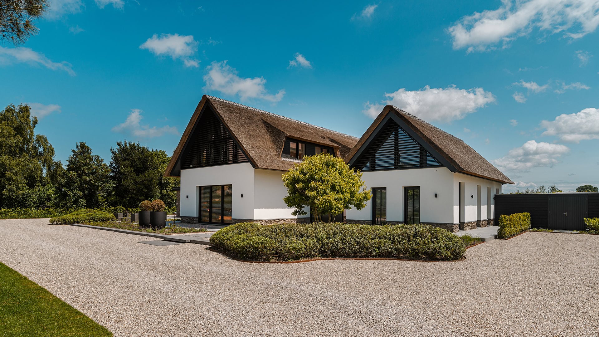 Villa met kantelbare lamellen in puntgevel