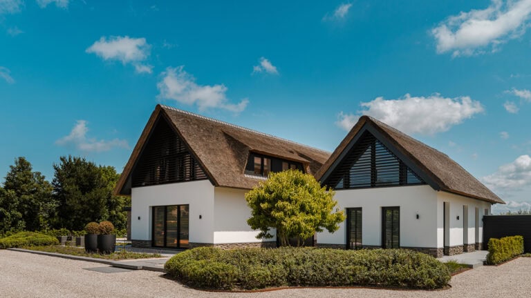 Villa met lamellen in puntgevel