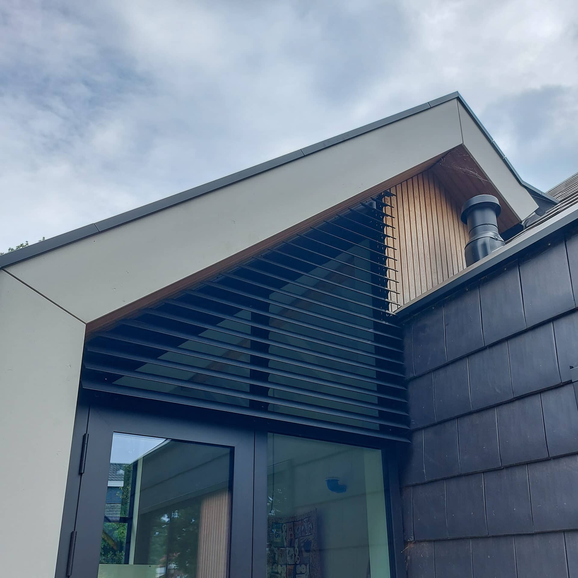 Kantelbare lamellen in driehoekig raam