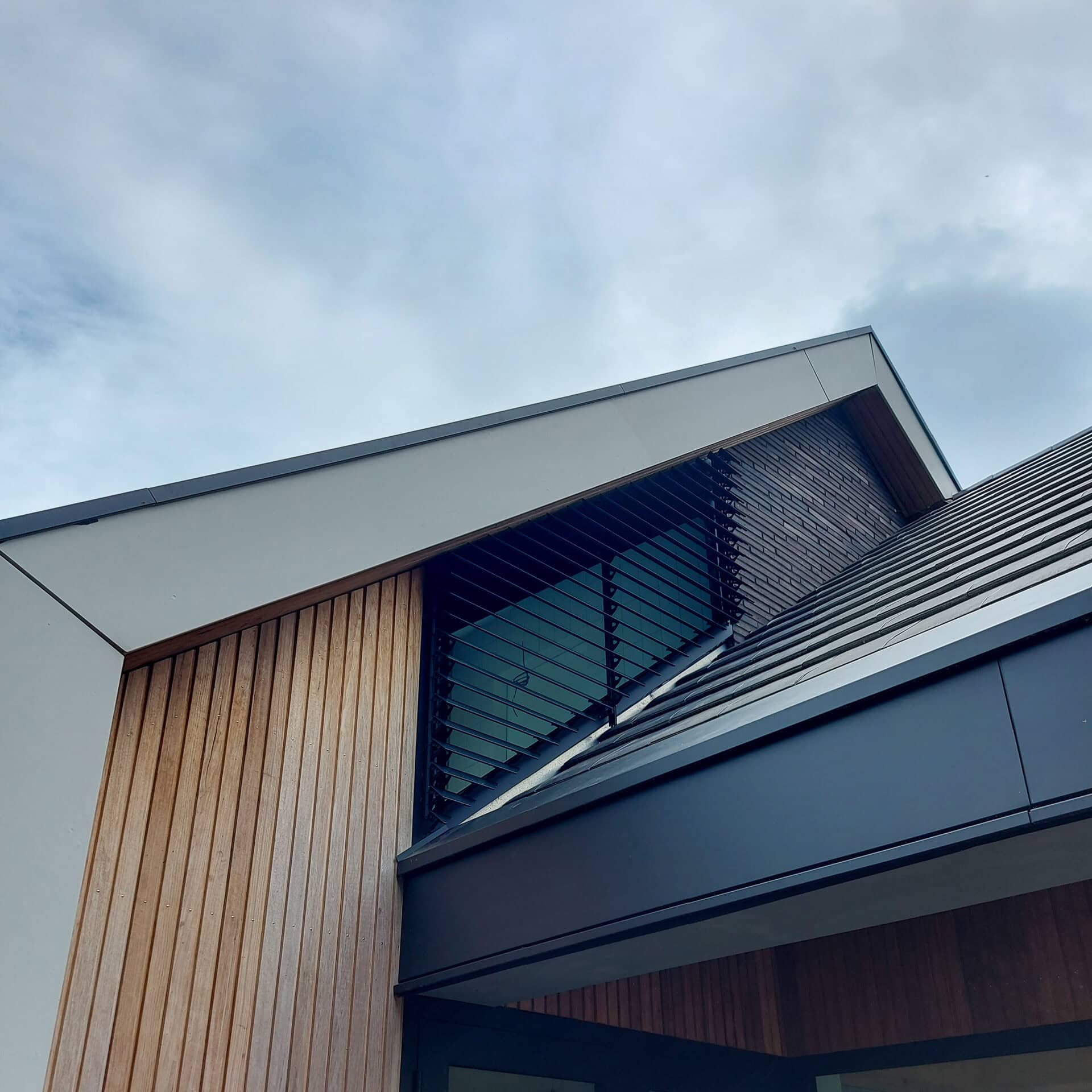 Kantelbare lamellen in parallelogram vormig raam