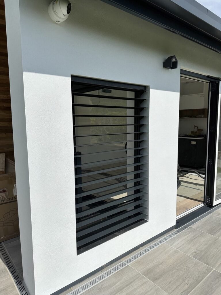 Kantelbare lamellen in tuinhuiswand