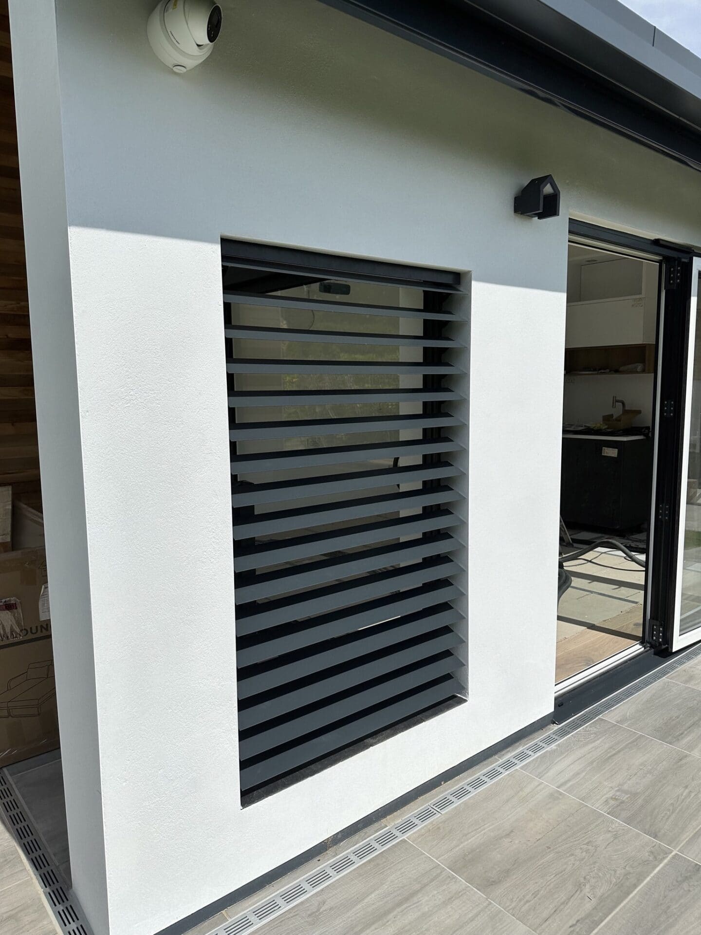 Bijna volledig open kantelbare lamellen in tuinhuiswand