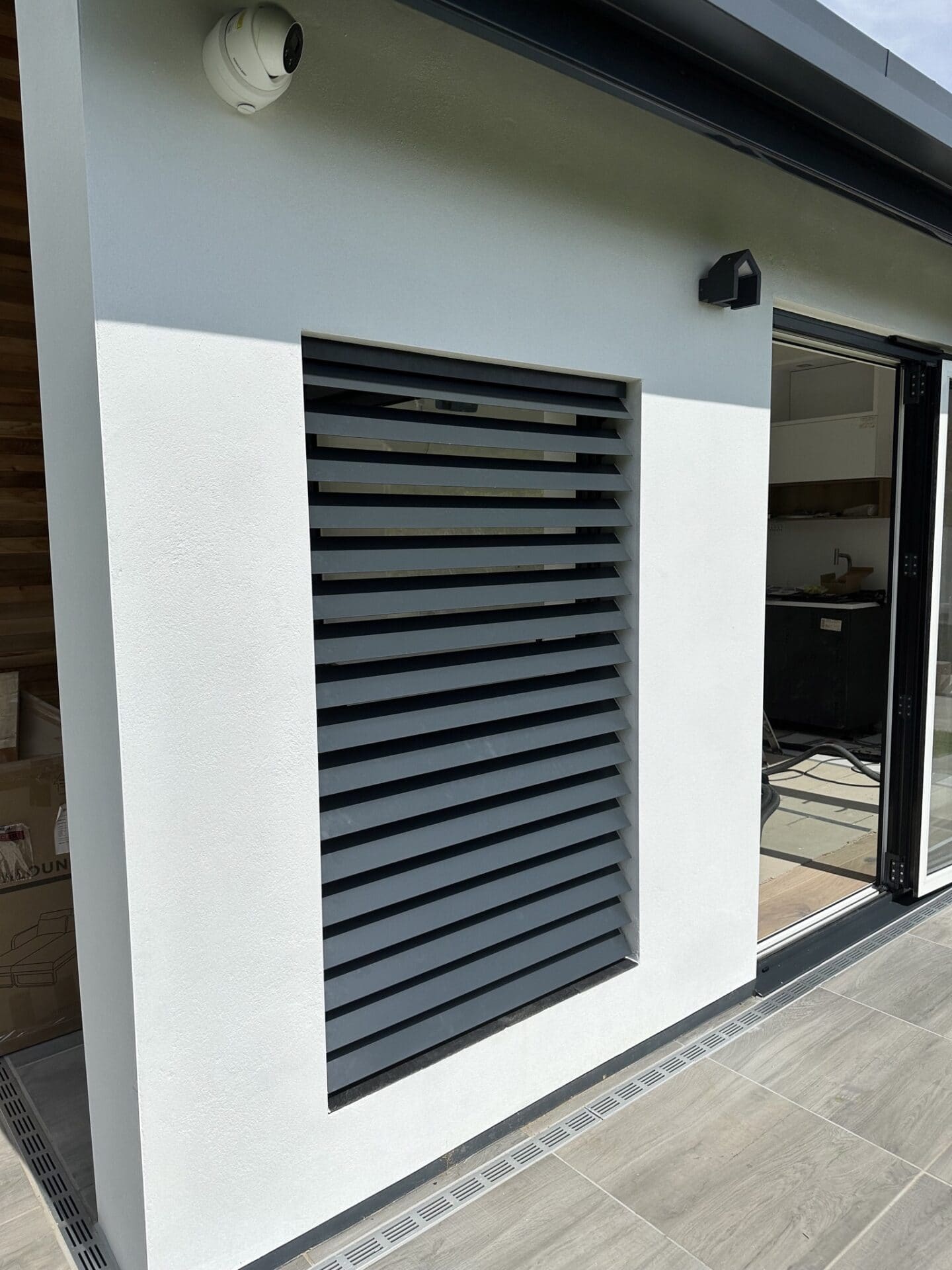 Half open kantelbare lamellen in tuinhuiswand