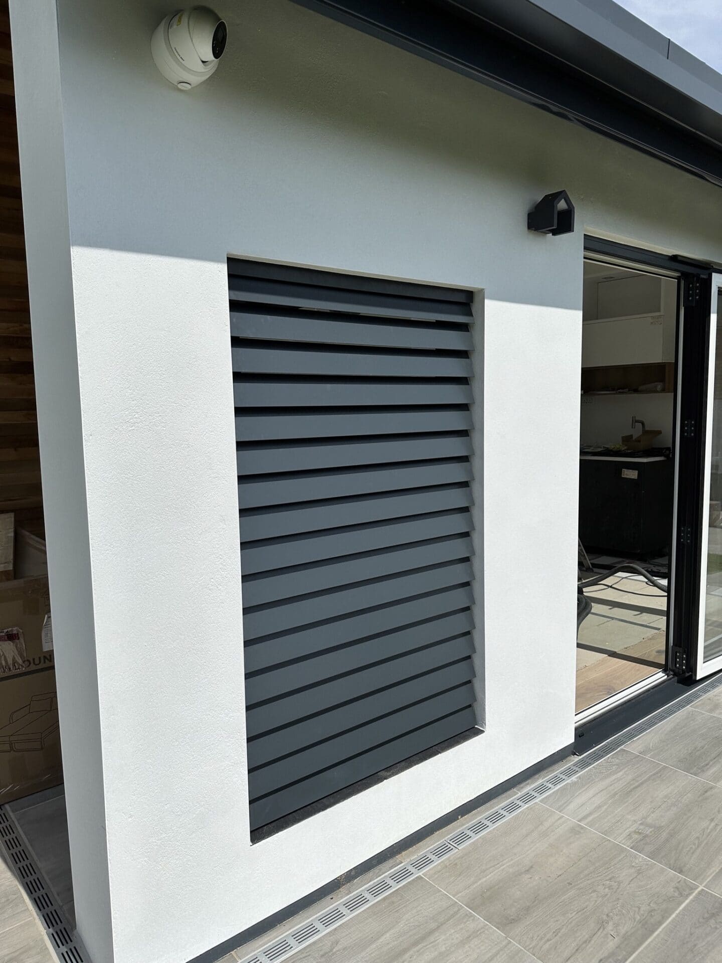 Bijna gesloten kantelbare lamellen in tuinhuiswand