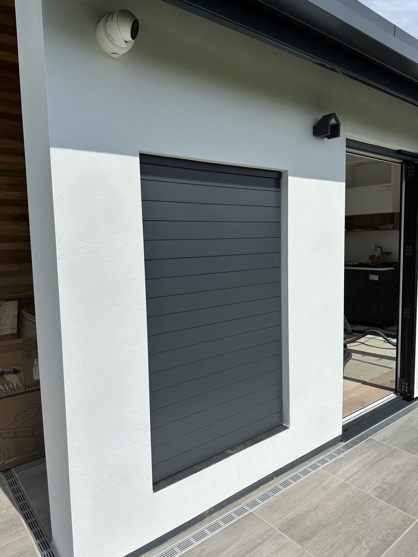 Gesloten kantelbare lamellen in tuinhuiswand