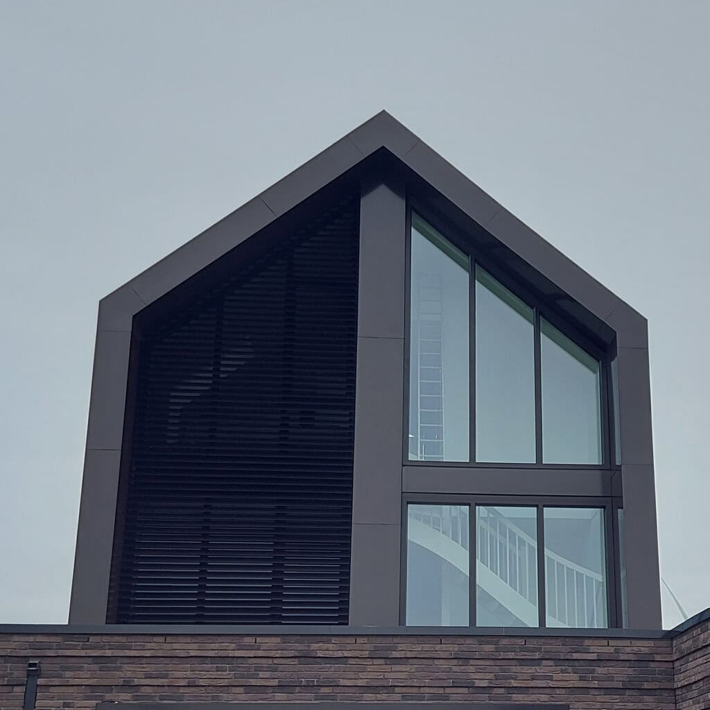 Kantelbare lamellen in groot trapeziumvormig raam