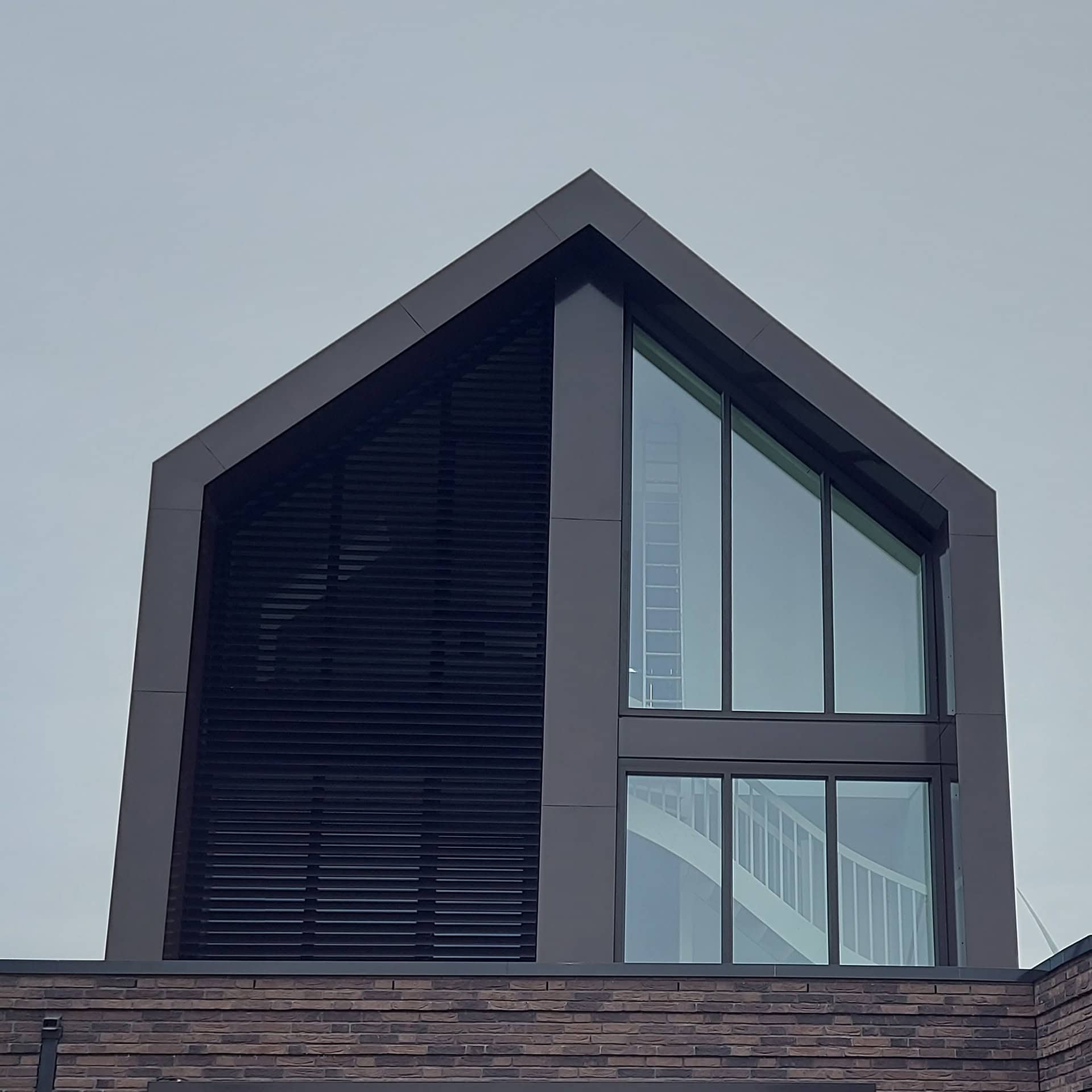 Kantelbare lamellen in groot trapeziumvormig raam