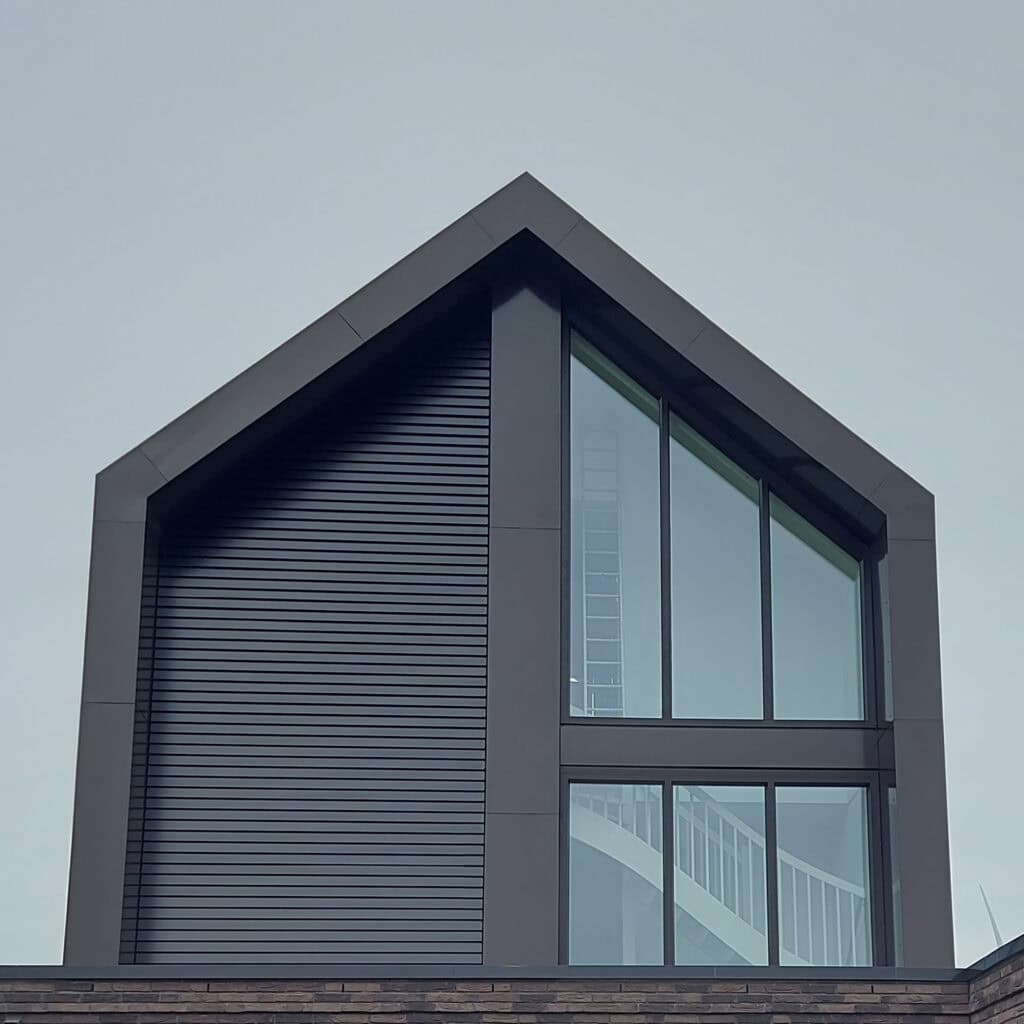 Gesloten kantelbare lamellen in groot trapeziumvormig raam