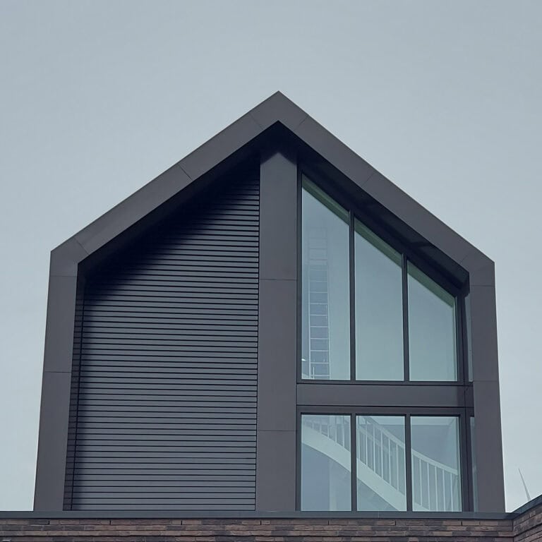 Gesloten kantelbare lamellen in groot trapeziumvormig raam