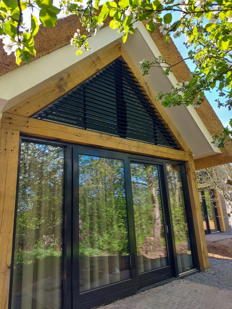 Kantelbare lamellen in driehoekig raam