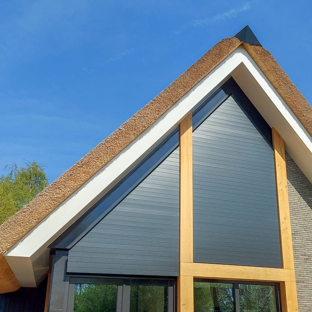 Twee lamellensystemen. Een in een driehoek en een in een puntgevel