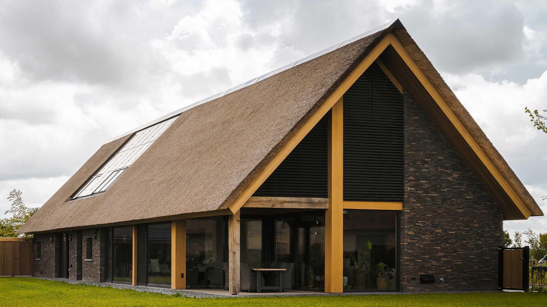 Schuurwoning met kantelbare lamellen in een driehoek