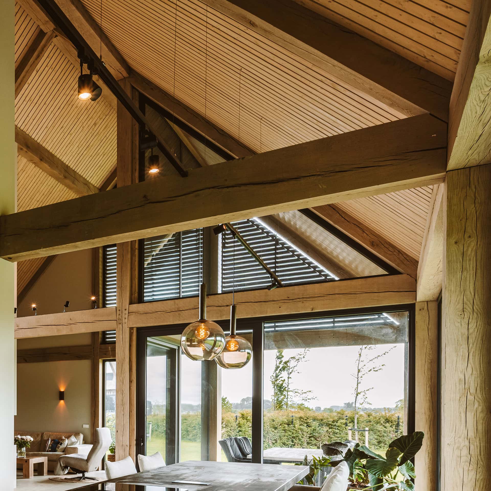 Binnenzijde Schuurwoning met kantelbare lamellen in een driehoek