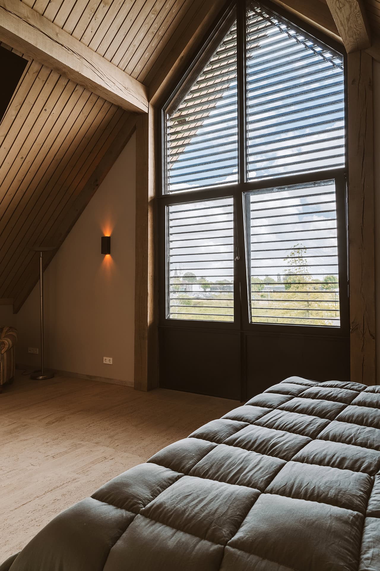 binnenzijde Schuurwoning met kantelbare lamellen in een driehoek