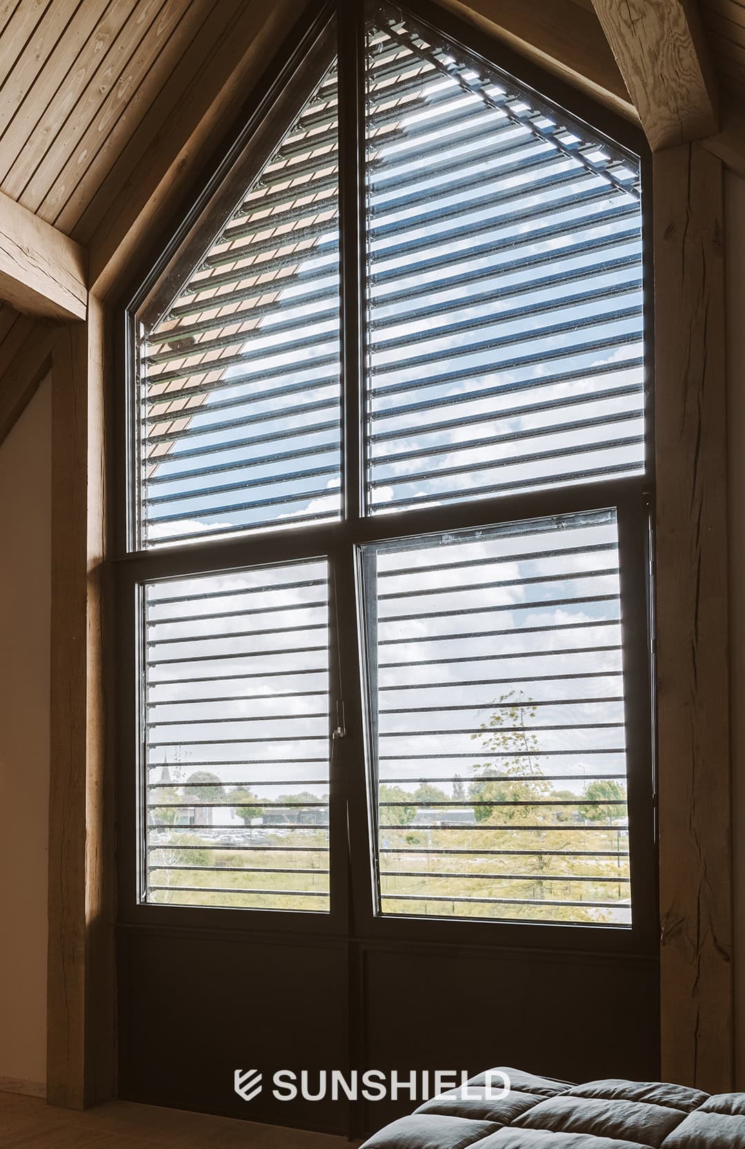 Binnenzijde Schuurwoning met kantelbare lamellen in een driehoek