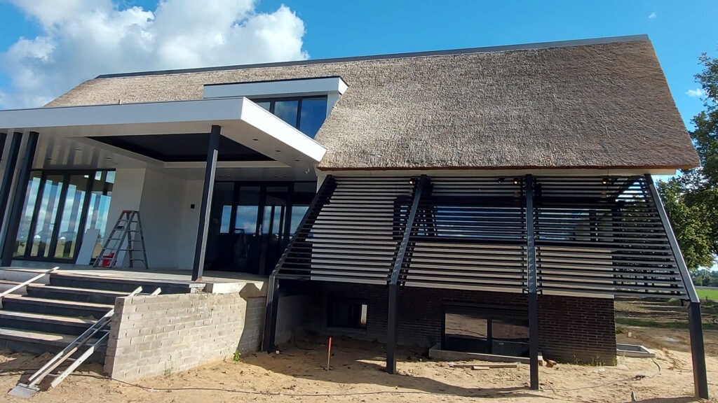 Kantelbare lamellen die een verlenging van het dak vormen