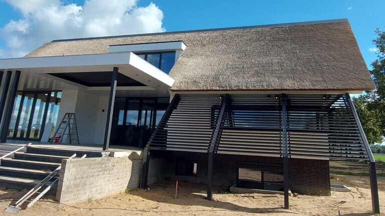 Kantelbare lamellen die een verlenging van het dak vormen