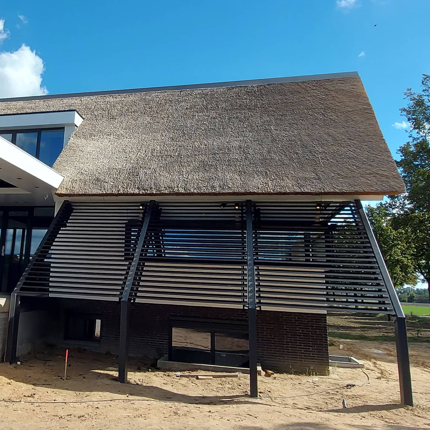 Kantelbare lamellen die een verlenging van het dak vormen