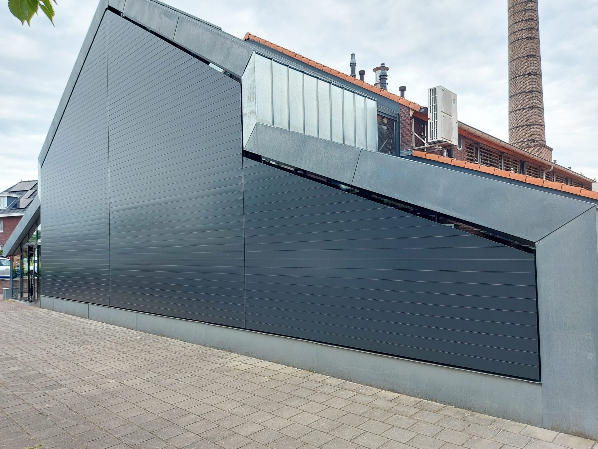 Kantelbare lamellen in gesloten stand voor grote glaspartij