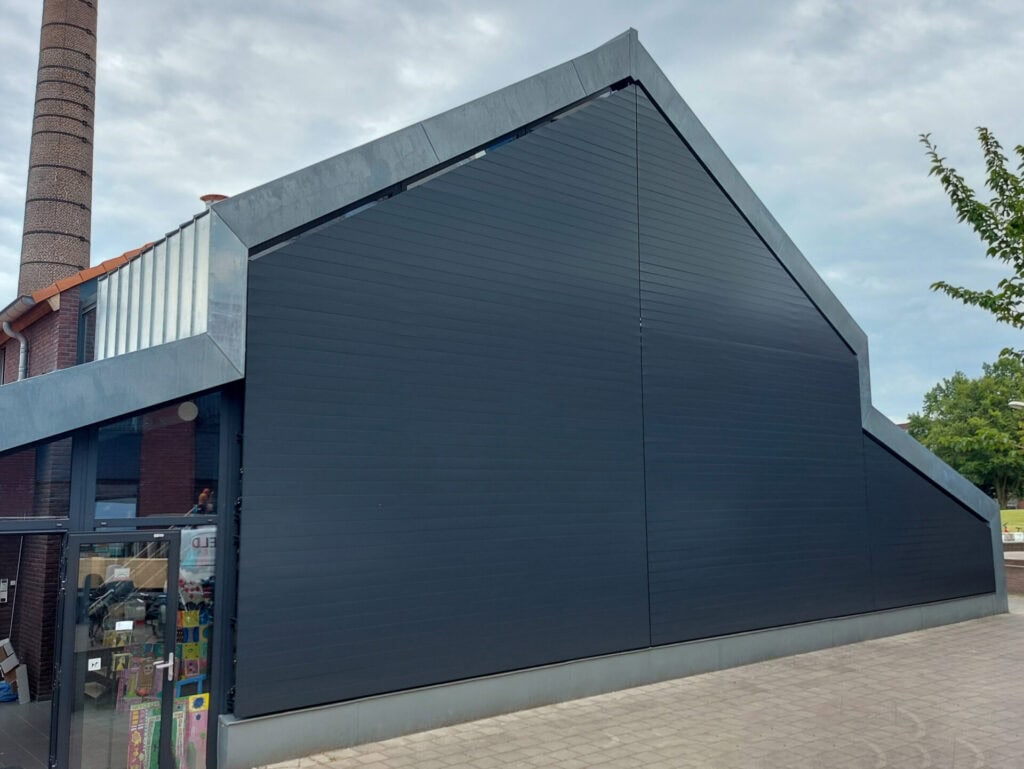 Kantelbare lamellen in gesloten stand voor grote glaspartij