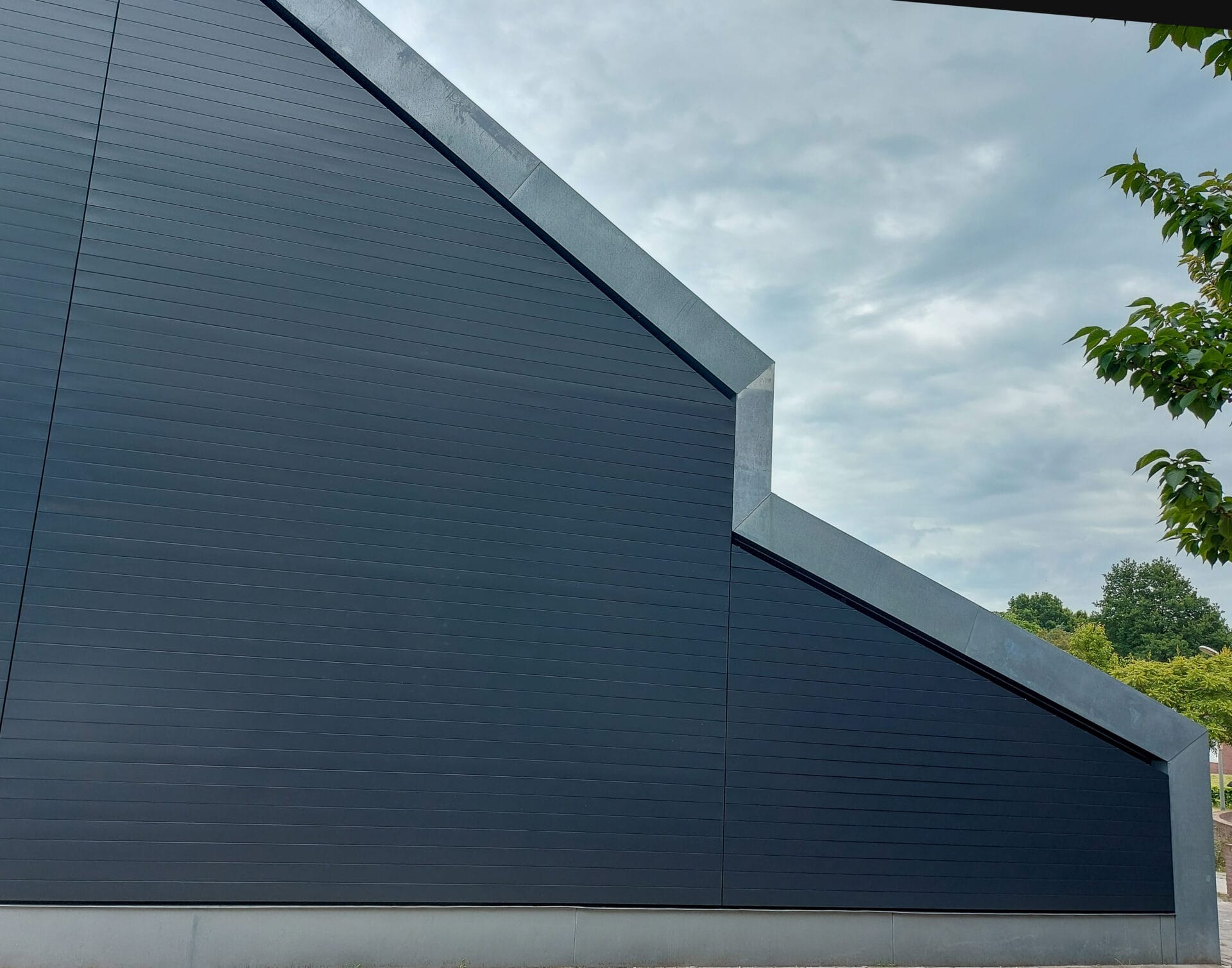 Kantelbare lamellen in gesloten stand voor grote glaspartij