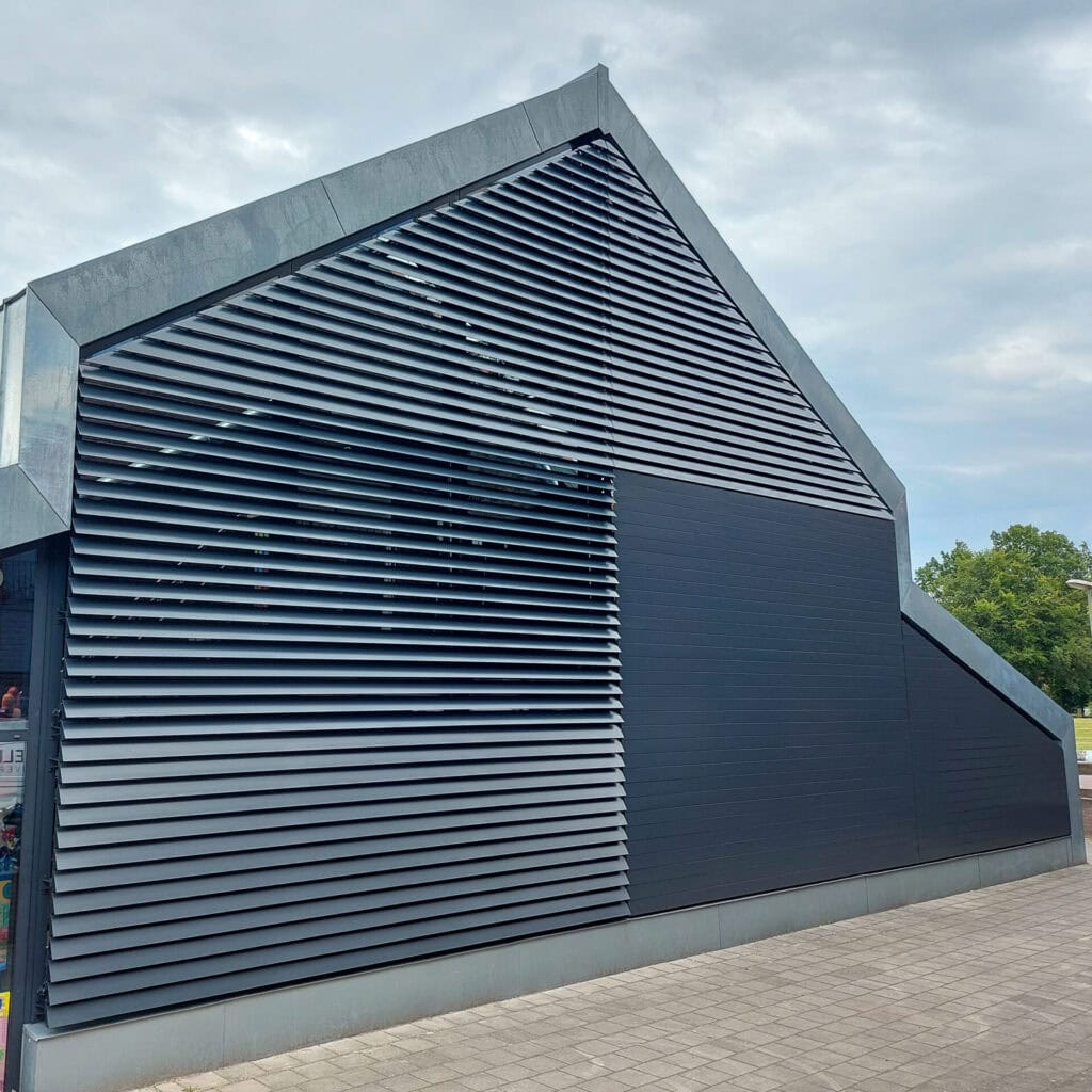 Grote glaspartij voorzien van kantelbare lamellen waarbij de lamellen in één deel gesloten zijn. 