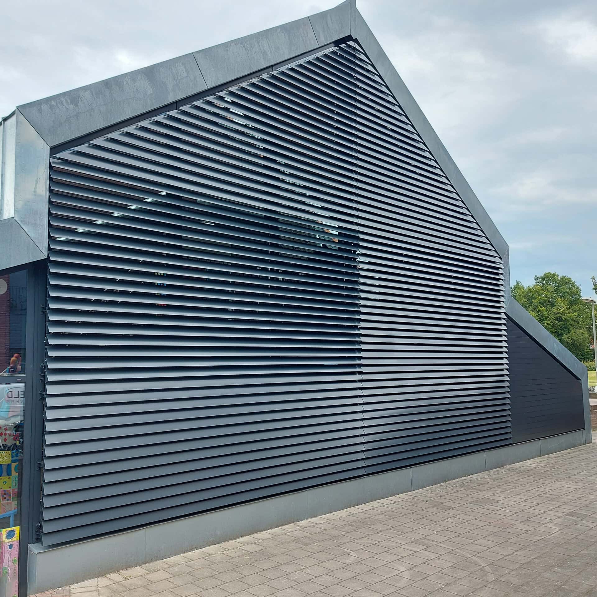 Gebouw met enorme glaspartij voorzien van kantelbare lamellen