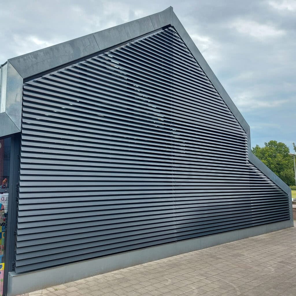 Gebouw met enorme glaspartij voorzien van kantelbare lamellen