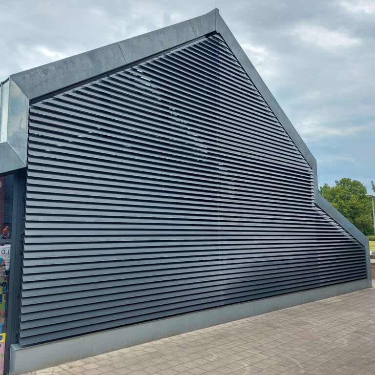 Gebouw met enorme glaspartij voorzien van kantelbare lamellen