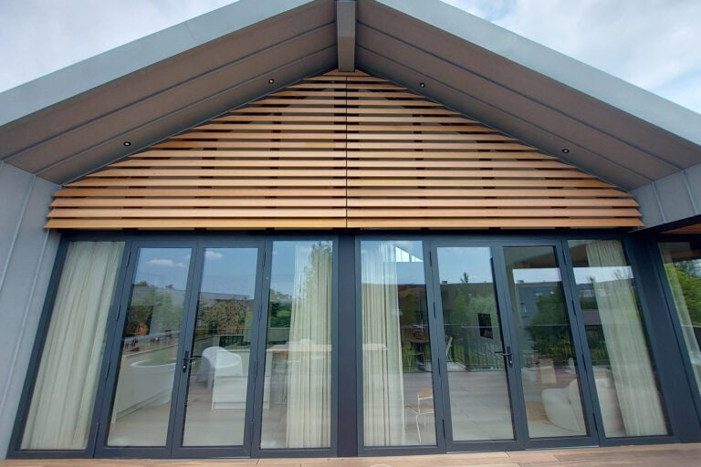 houten lamellen in puntgevel