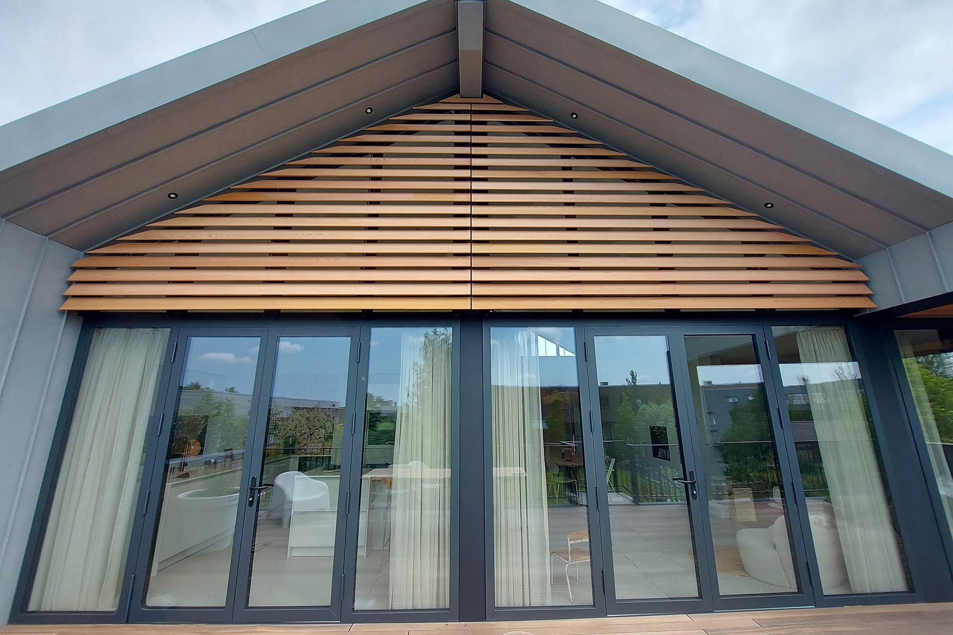 houten lamellen in puntgevel