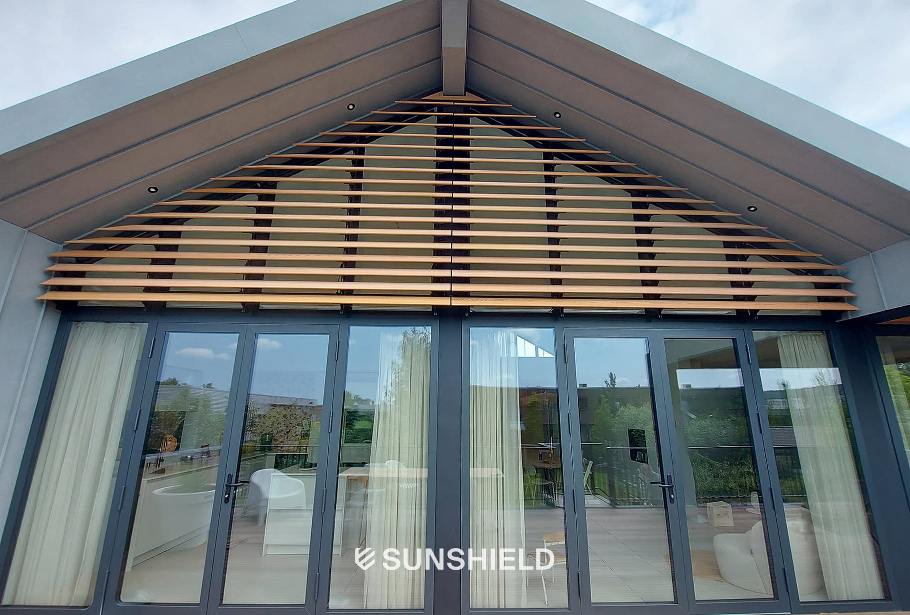 Houten lamellen in half-open stand