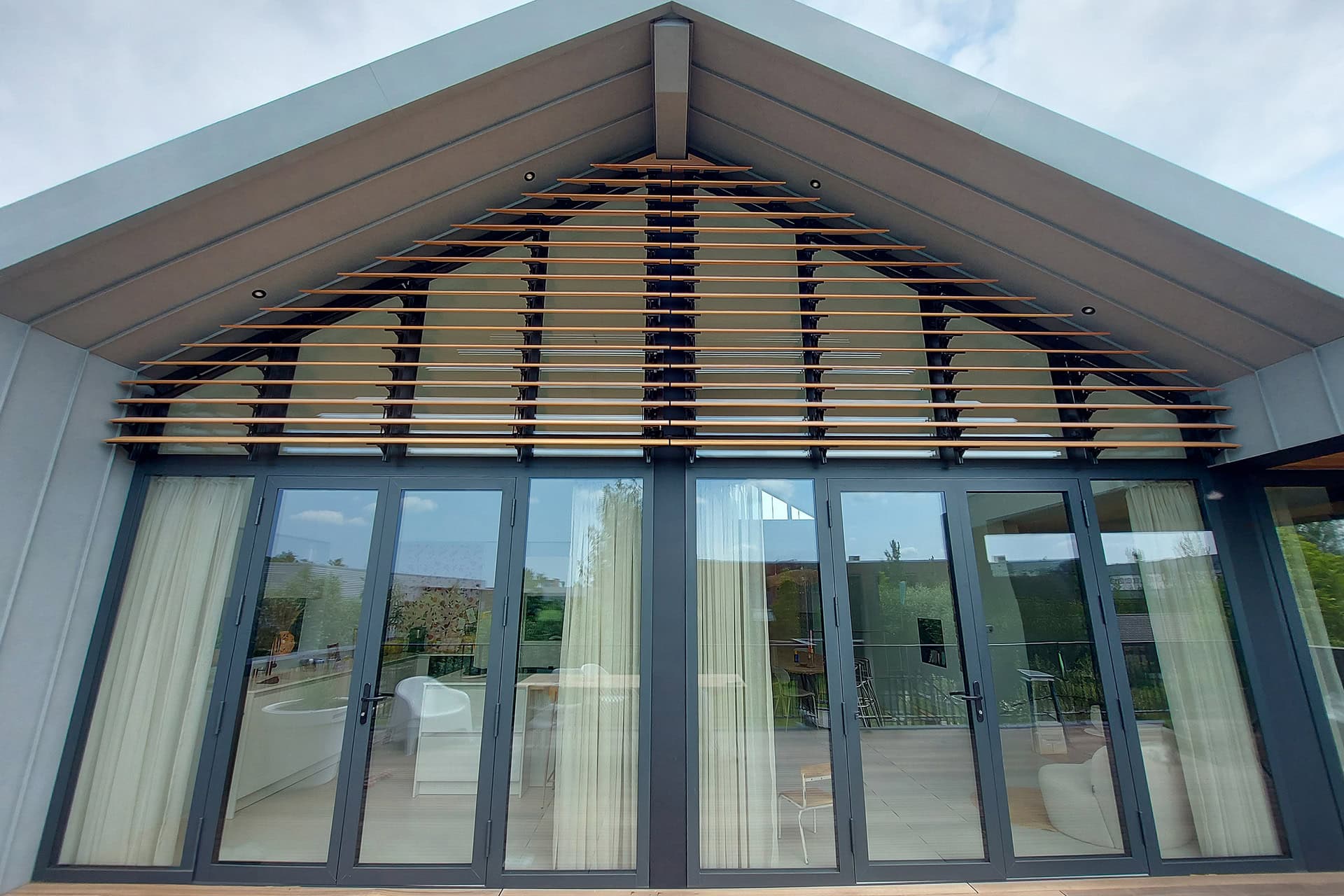 Houten lamellen in open stand