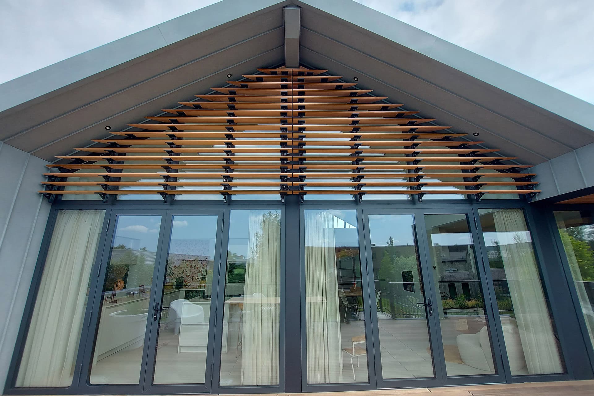 Houten lamellen in open stand