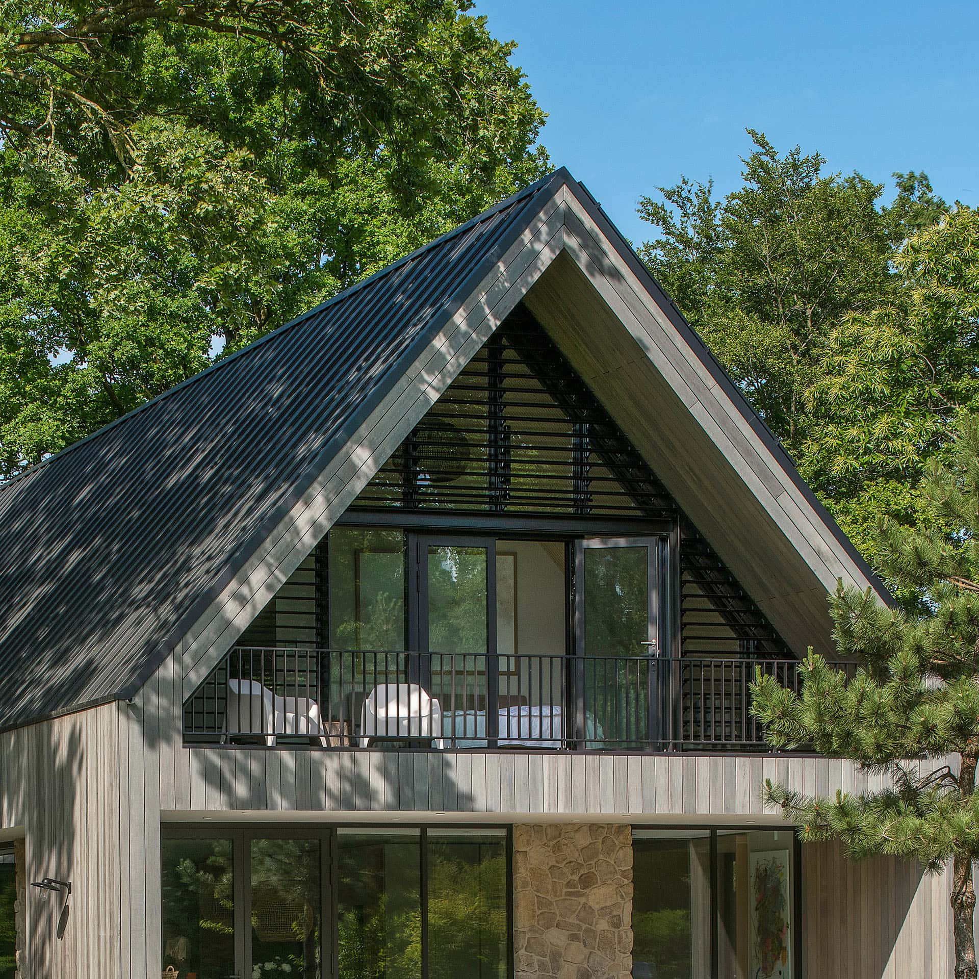 Close-up van boswoning met kantelbare lamellen