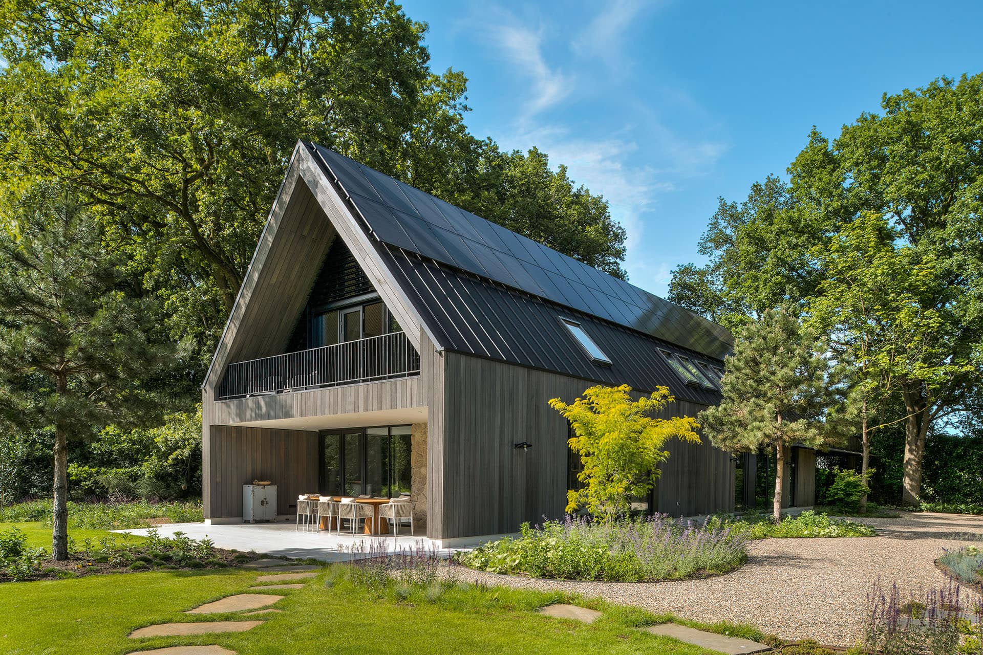 Zijkant van de boswoning