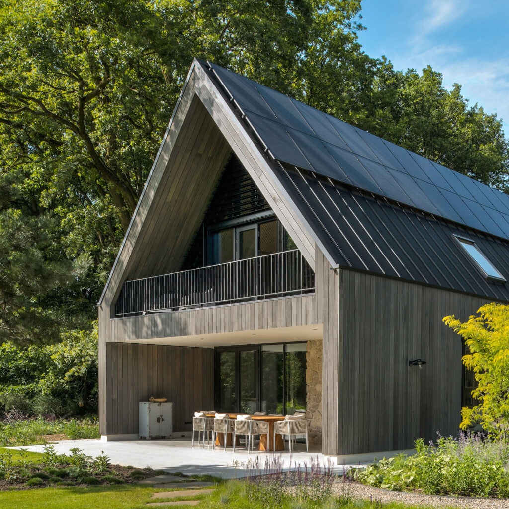 Zijkant van de boswoning