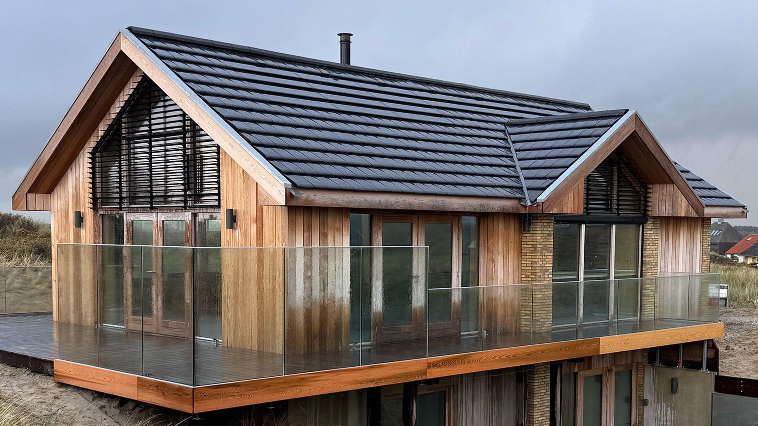 Kantelbare lamellen in topgevel van recreatiewoning in hout