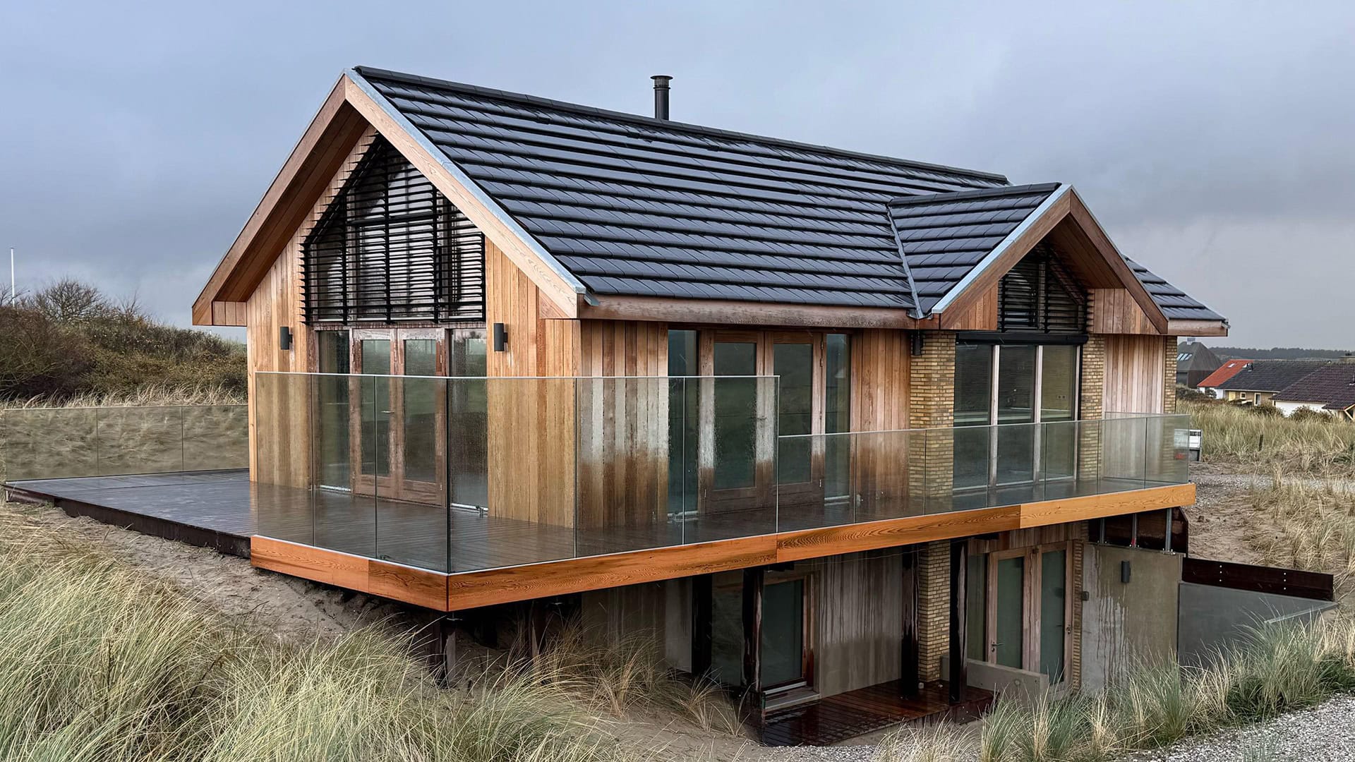 Kantelbare lamellen in topgevel van recreatiewoning in hout