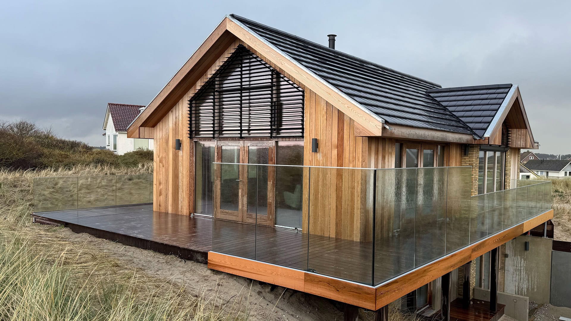 Kantelbare lamellen in topgevel van recreatiewoning in hout