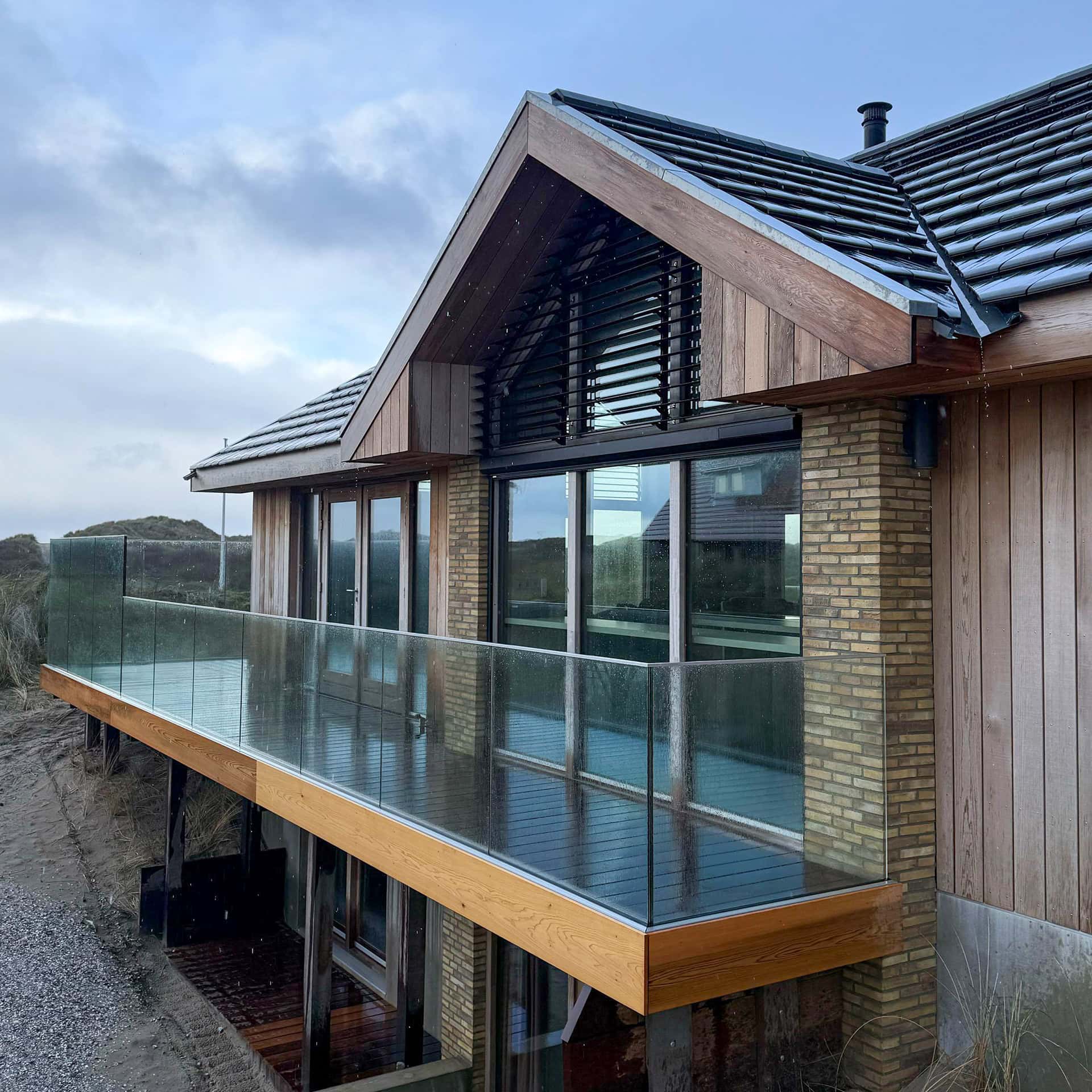 Kantelbare lamellen in topgevel van recreatiewoning in hout